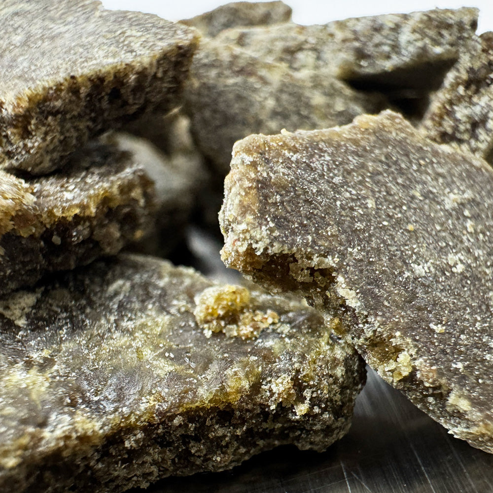 Zoom sur un tas de morceaux de CBD Crumble