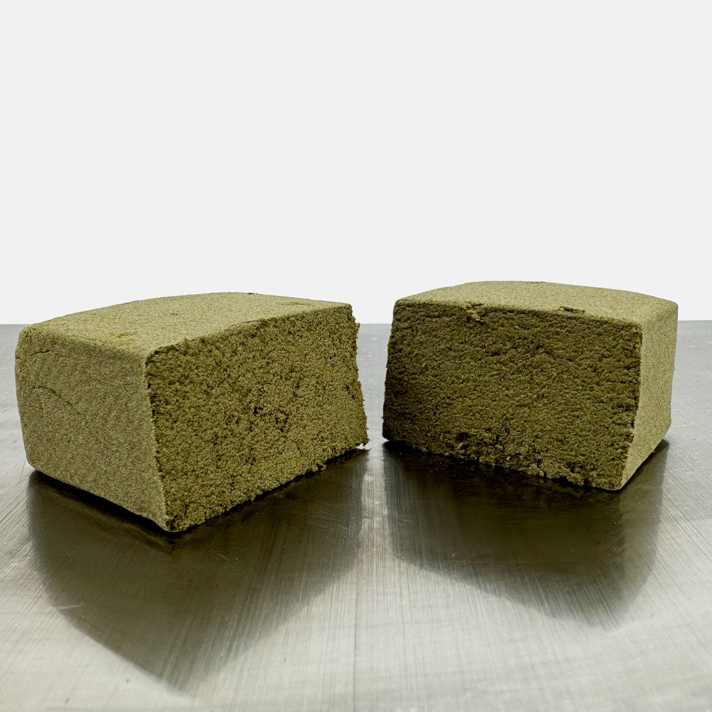 Bloc de CBD Dry Sift Lemon coupé en deux