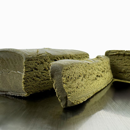 Morceau de CBD Bubble Hash coupé en trois