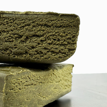 Zoom sur une morceau de CBD Bubble Hash coupé en deux