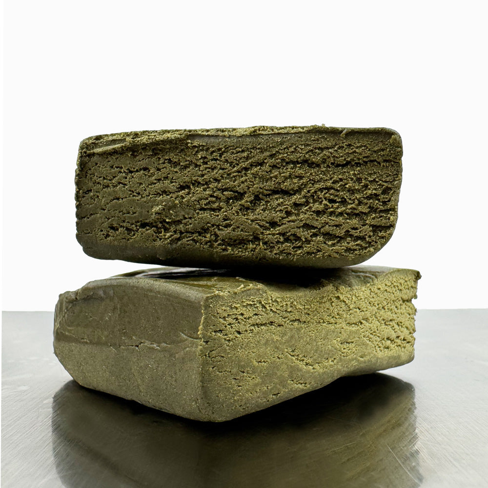 Morceau de CBD Bubble Hash coupé en deux