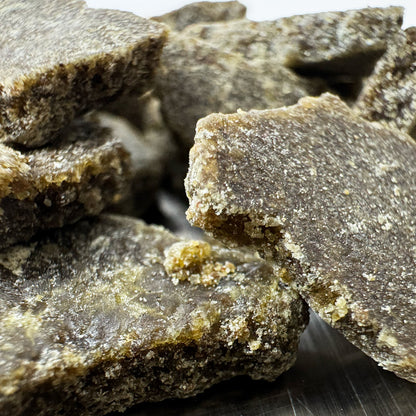 Zoom sur un tas de morceaux de CBD Crumble