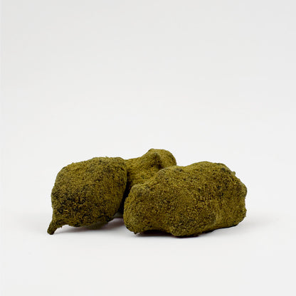 3 morceaux de CBD Moonrock sur fond blanc